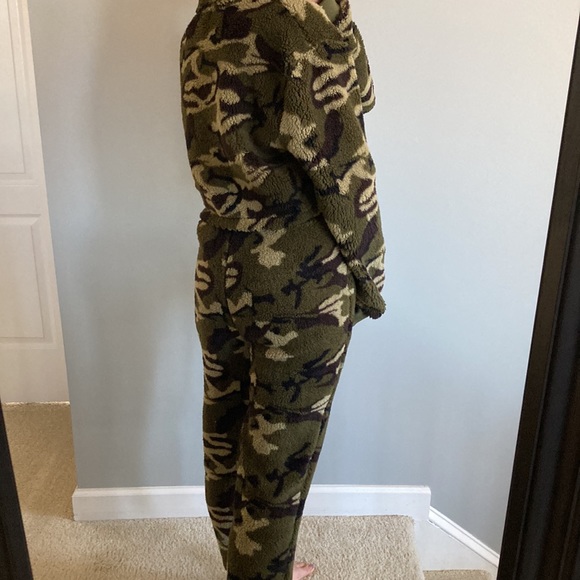 Camo Color 2 Piece Sherpa Set - Picture 7 of 12